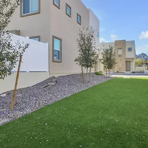 Apartment Bright & Spacious Sleeps 10, Phoenix
